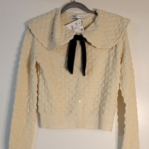 the color of the sweatshirt is cream   brand zara size M